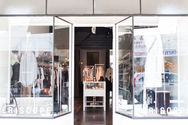Devanture de boutique rénovée avec vitrine élégante à Paris