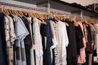 在现代精品环境中，充满活力的服装展示在木衣架上