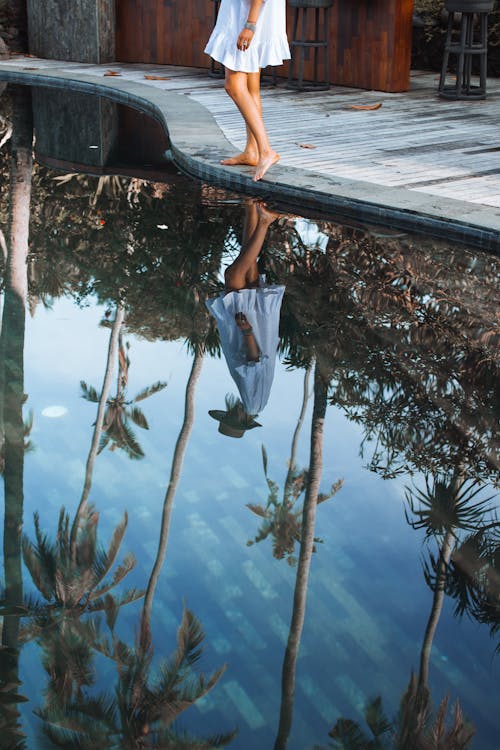 Foto stok gratis air, di tepi kolam renang, gaun putih