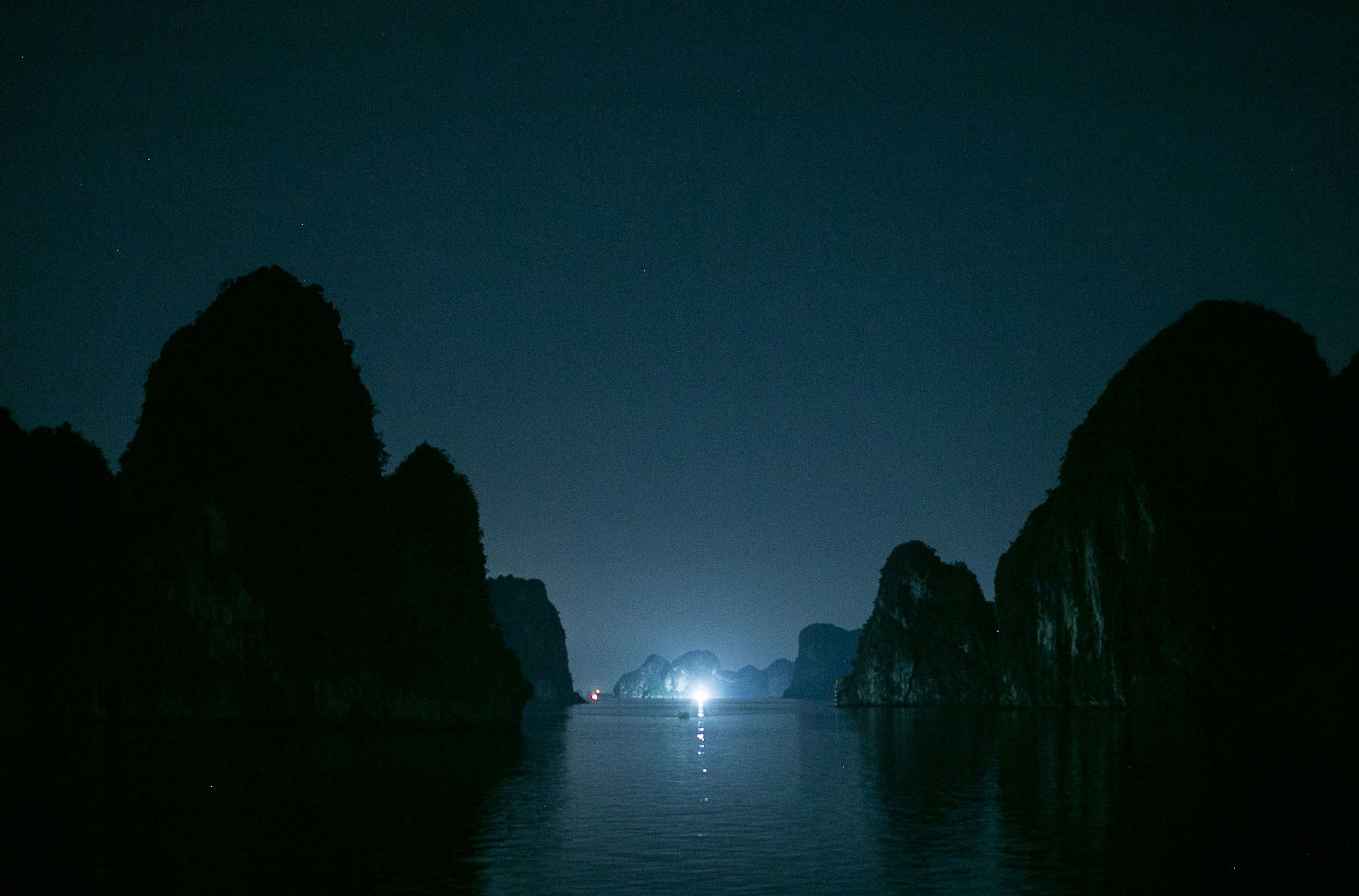 海崖的空灵夜景被照亮，水面上倒映着宁静的影子