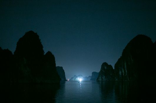 海崖的空灵夜景被照亮，水面上倒映着宁静的影子