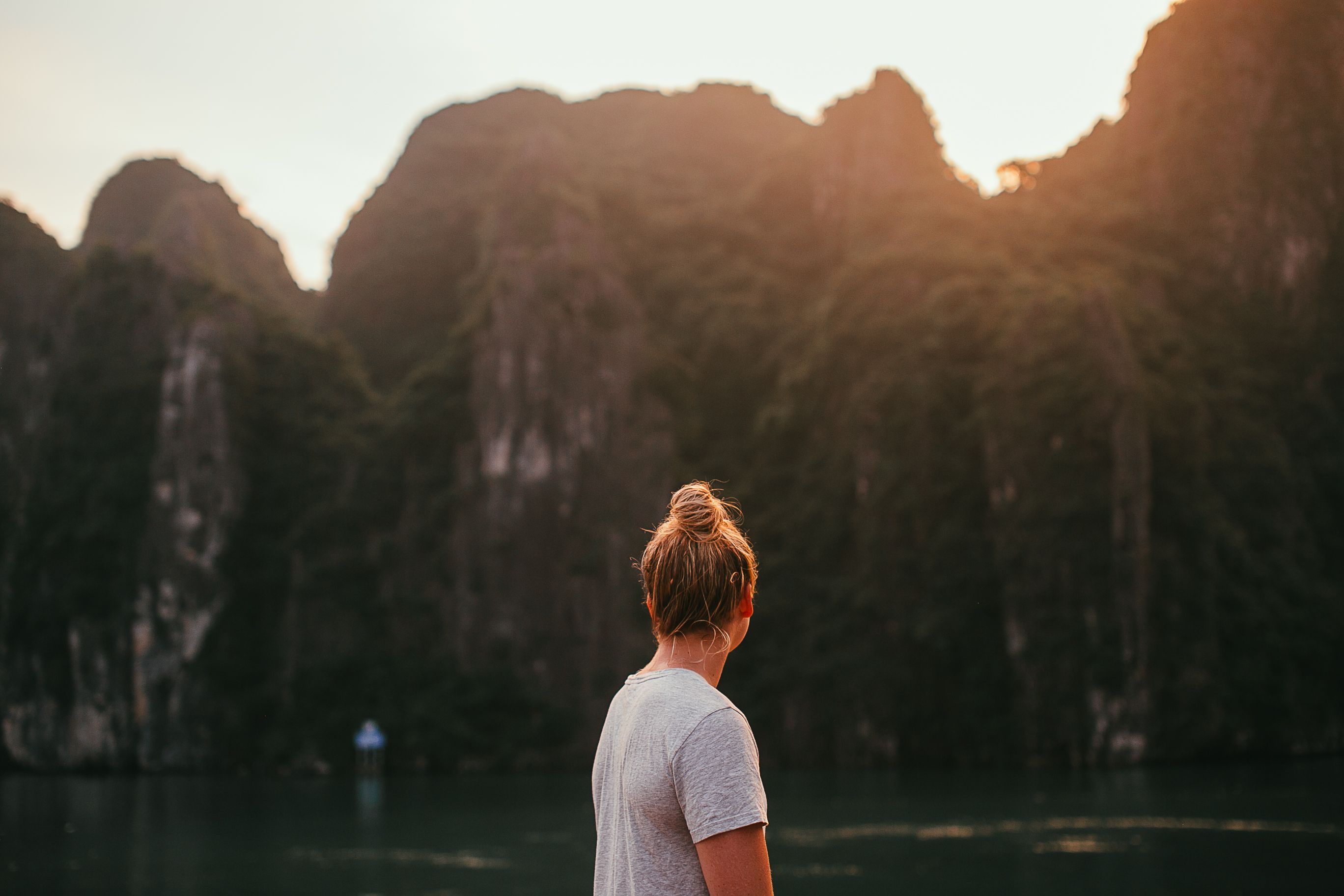 日落时分在海边欣赏令人惊叹的岩层，非常适合旅行和冒险主题