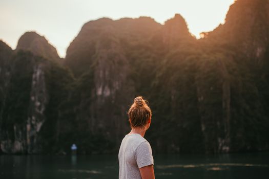 日落时分在海边欣赏令人惊叹的岩层，非常适合旅行和冒险主题