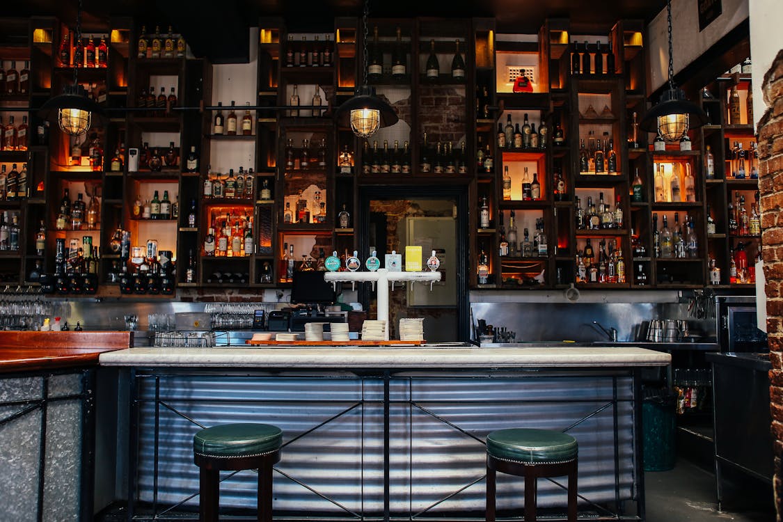 Bar De Lujo Con Bebidas Y Taburetes De Bar Foto de stock y más banco de  imágenes de Bar - Bar, Barra - Bar, Restaurante - iStock