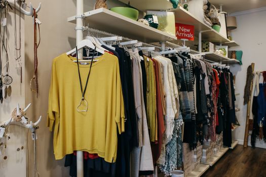 时尚精品店里，衣服优雅地陈列在架子上