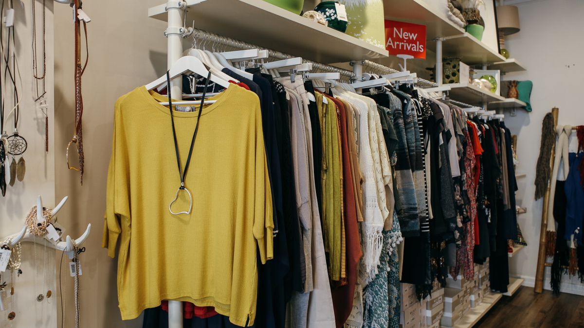 服が並ぶブティックの店内(イメージ)