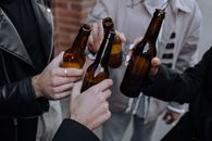 一群朋友在户外举着啤酒瓶庆祝