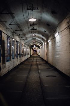 一条空旷昏暗的地下隧道，铁轨的景色令人难忘