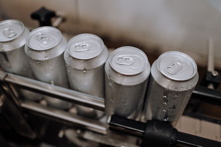 Aerosol metal kutu ambalajlarının üstten fotoğrafı