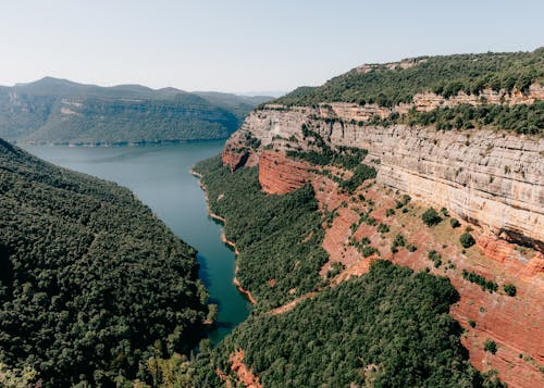 Montanha De Arenito Ao Lado Do Rio