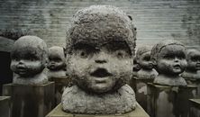 塔林美术馆展览中婴儿雕塑的特写令人不安