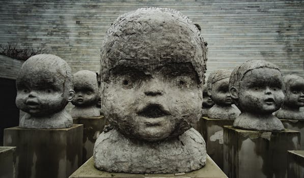 塔林美术馆展览中婴儿雕塑的特写令人不安