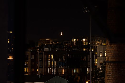 霍博肯的城市建筑与新月一同映照在夜景的灯光中