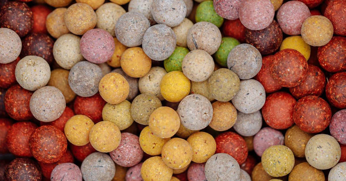 Kolorowe przynety karpiowe: boilies, pellety i kulki proteinowe