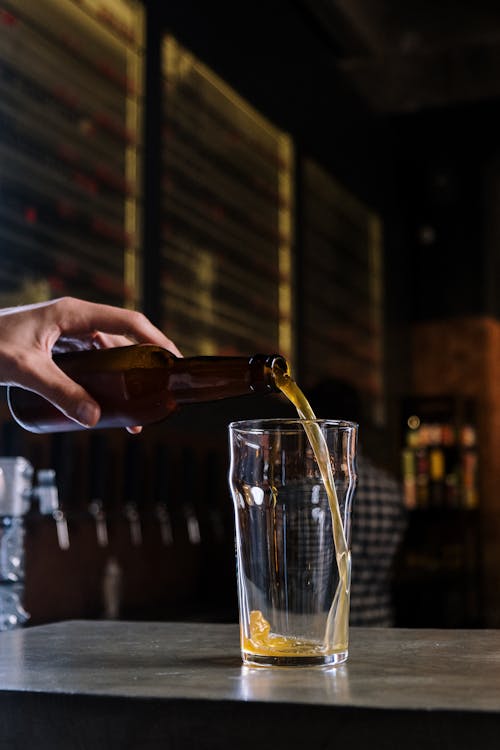 Kostenloses Stock Foto zu bierflasche, drinnen, gießen