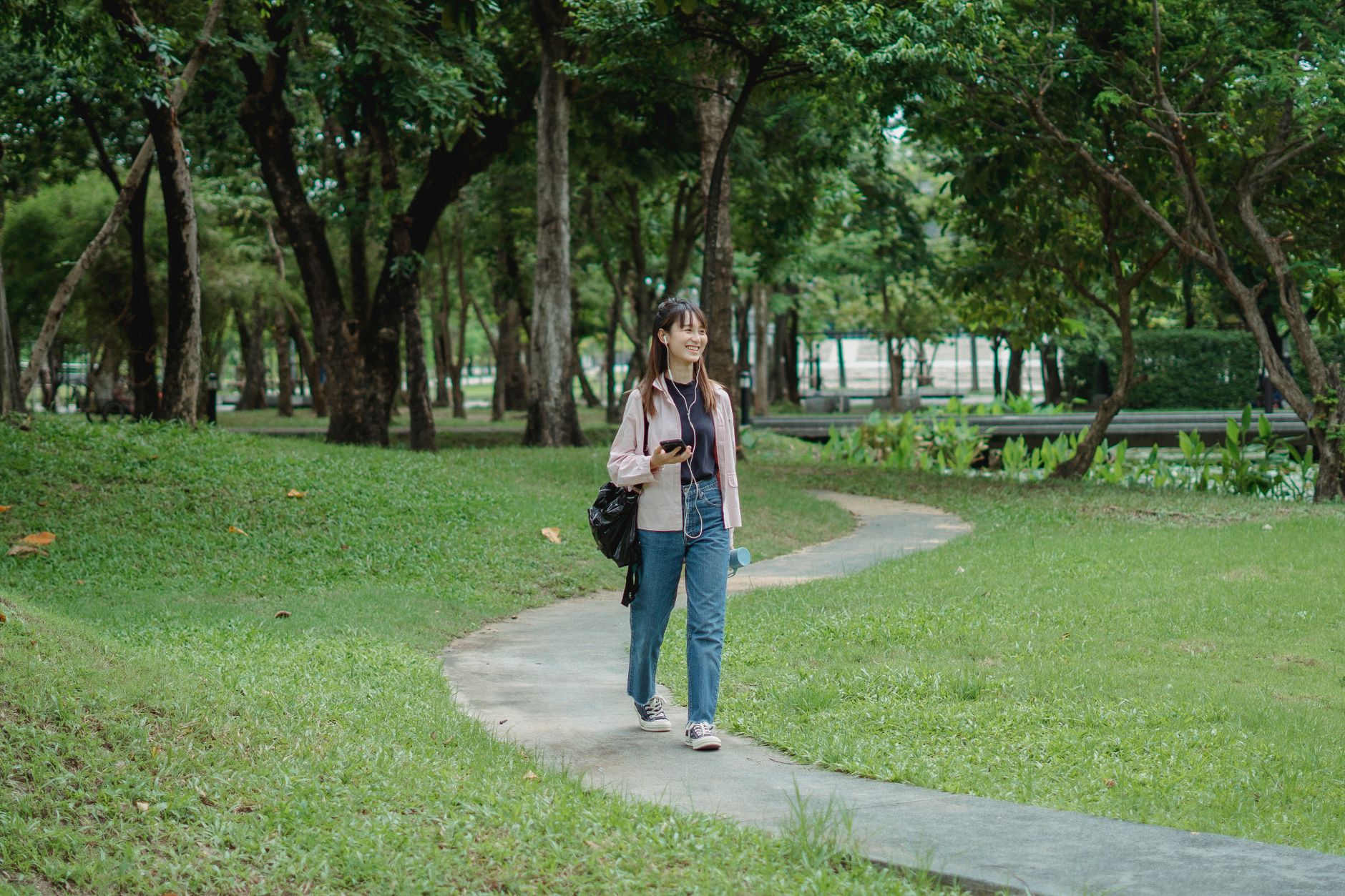 ผู้ชมบันทึกตำแหน่งสนามอย่างเงียบ ๆ บนโทรศัพท์ ขณะเจ้าหน้าที่รักษาความปลอดภัยอยู่ด้านหลัง
