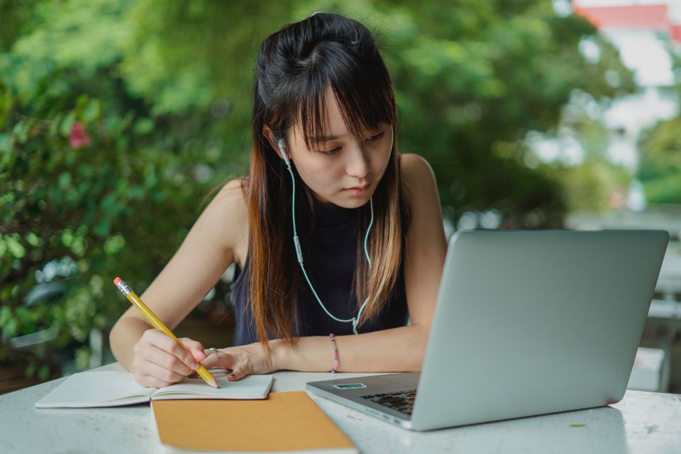 Summarizing a long video into notes with AI