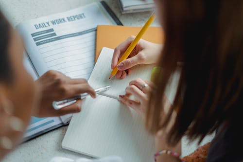 Nicht Erkennbare Freundinnen, Die Mit Büchern Studieren