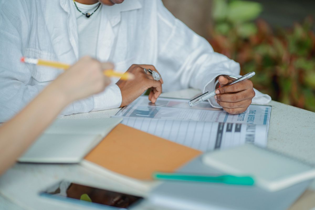 رائد أعمال يراجع ملاحظات اختبار فكرة مشروع