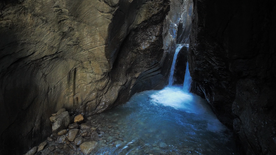 Keindahan Tersembunyi Gua Dagang: Air Terjun Bawah Tanah Keindahan Tersembunyi Gua Dagang: Air Terjun Bawah Tanah