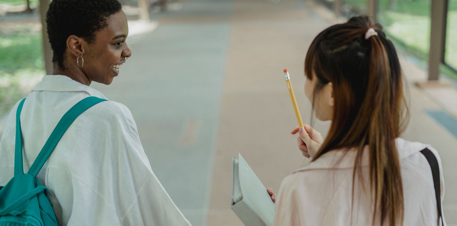 طلاب في بيئة جامعية