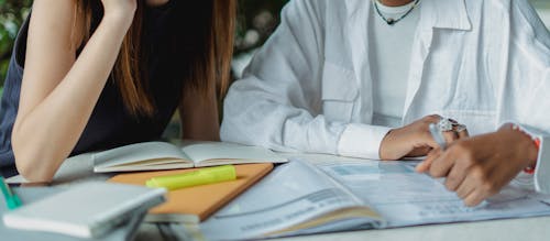 Ernte Nicht Wiedererkennbare Schüler, Die Gemeinsam Lehrbücher Im Park Lesen