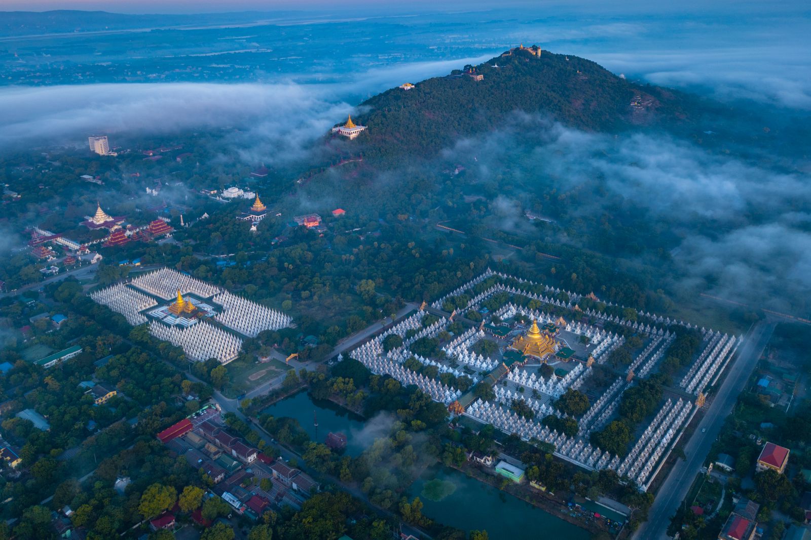 Vue aérienne du Myanmar avec ses plaines et ses temples, carte de la Birmanie