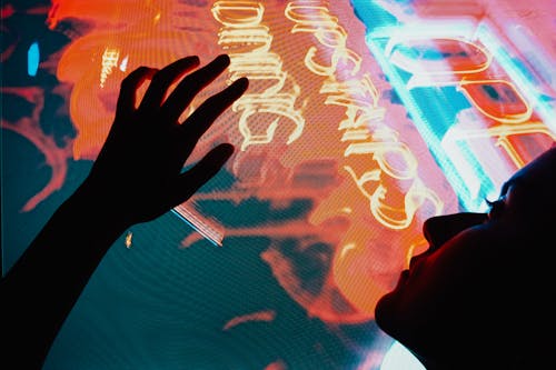 Darmowe zdjęcie z galerii z błyskowy, oświetlony, ręce ludzkie ręce