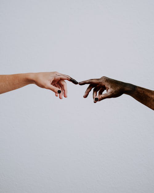 Hände Von Menschen, Die Sich Gegenseitig Erreichen