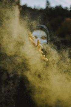 一个蒙面人影从黄烟云中冒出，营造出阴森而神秘的氛围