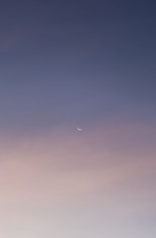 Free A tranquil twilight sky with a crescent moon, perfect for serene backgrounds. Stock Photo