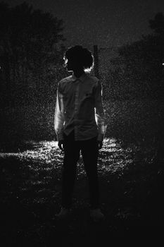 雨夜中，一名男子的黑白剪影营造出一种喜怒无常的氛围