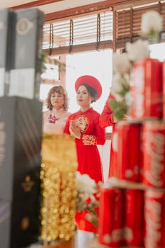 在充满文化元素的室内婚礼上，一位传统的亚洲新娘身着红色服装