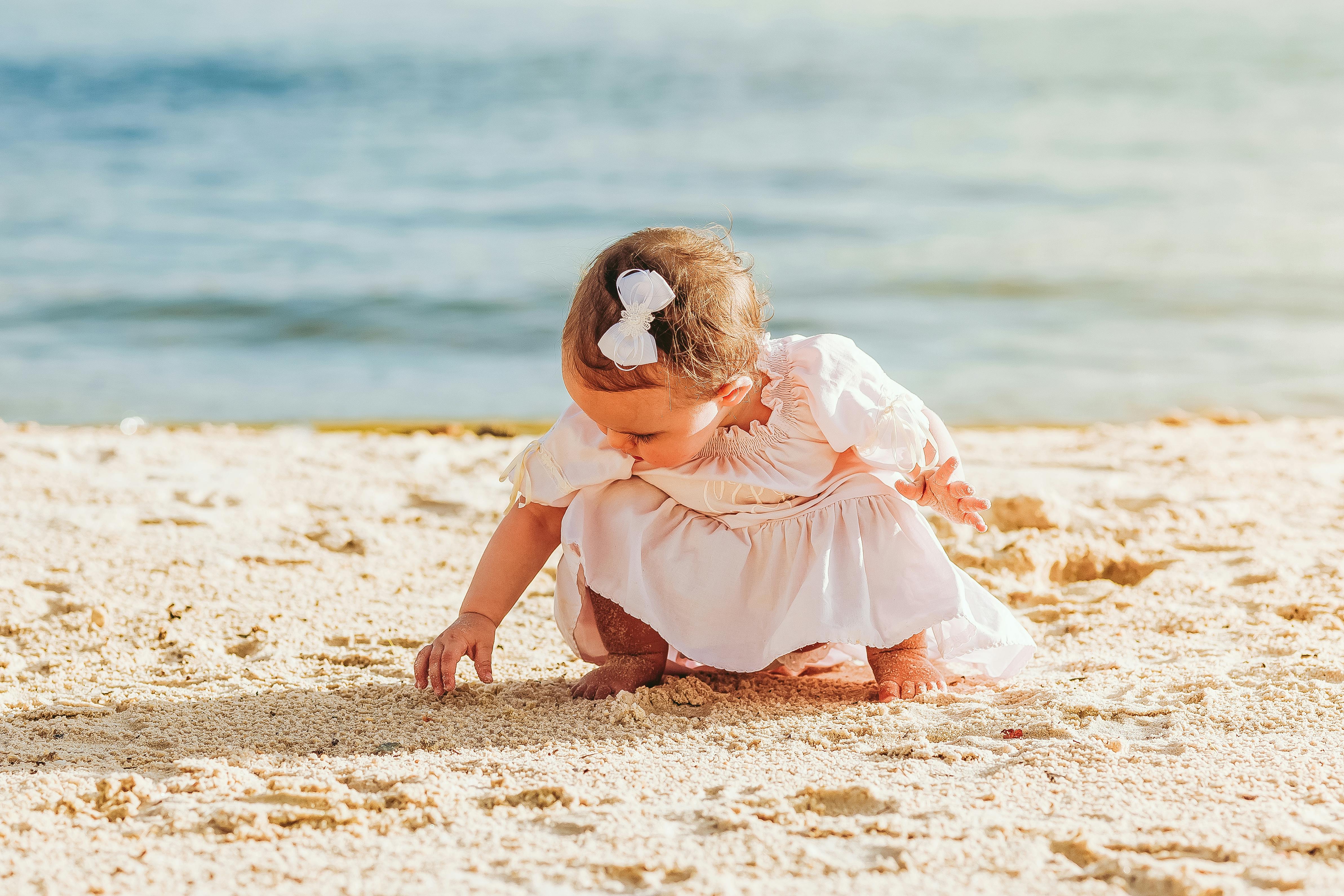 Песня безмятежного детства рай на руках меня. Песня безмятежного детства рай на руках меня. Песня безмятежного детства рай на руках меня. Музыкальный рай. Женщина с ребенком в поле.