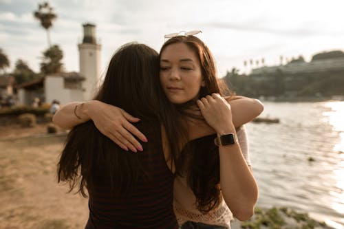 бесплатная Две женщины обнимаются Стоковое фото