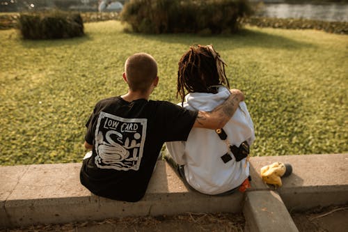 Freunde Sitzen In Einem Park