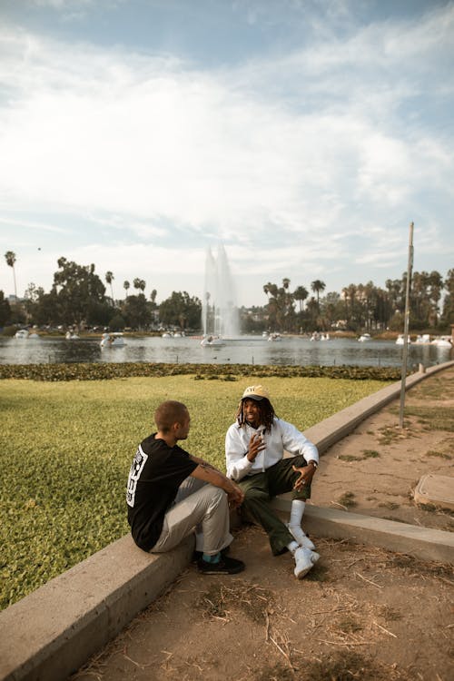 Männer Reden In Einem Park