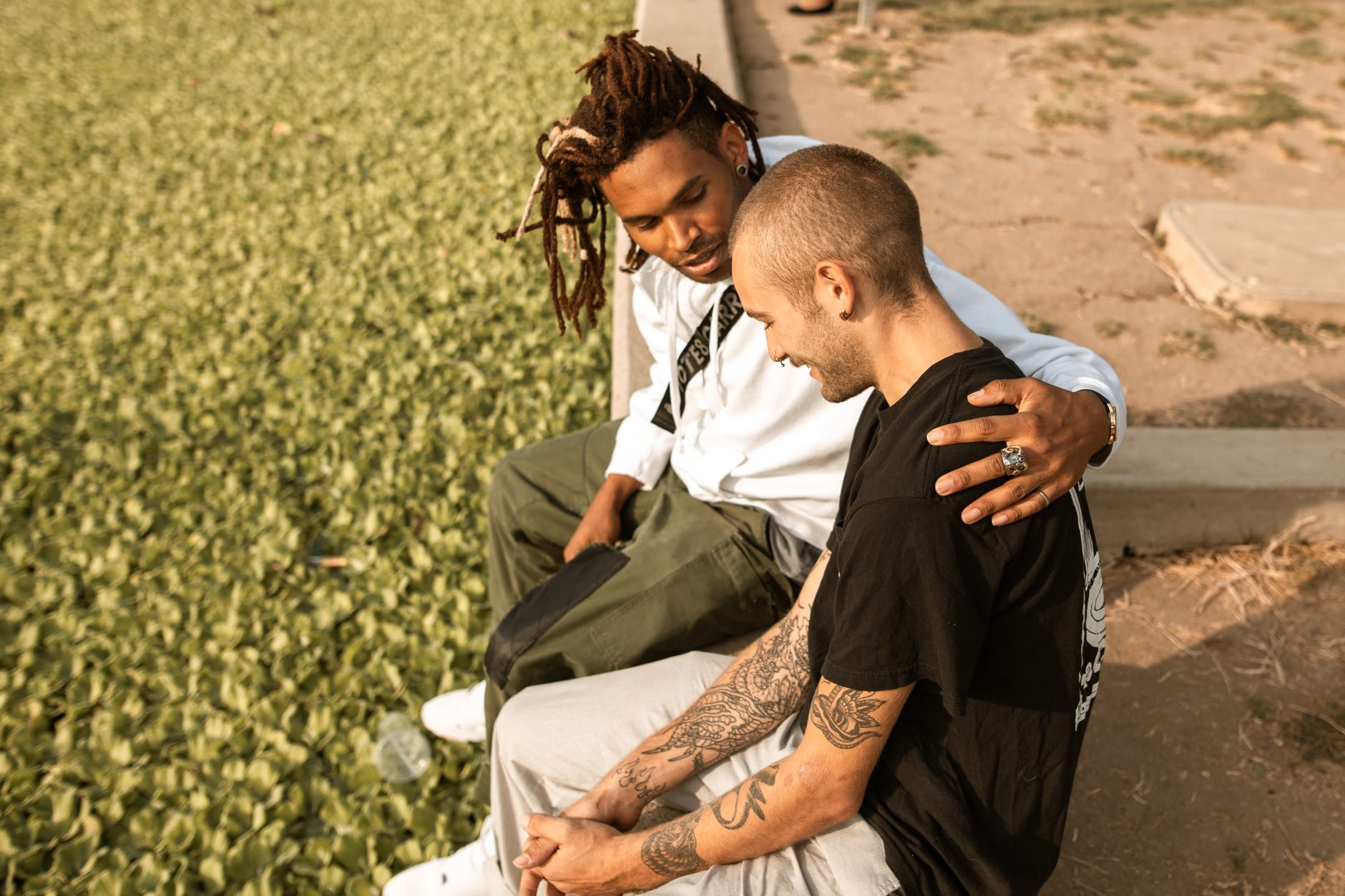 如何拒絕不舒服的聚會邀約而不內疚:邊界設定與實用話術 Two friends share a supportive moment outdoors, highlighting affection and companionship.