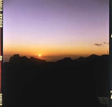 山峰轮廓上色彩鲜艳的日落令人惊叹