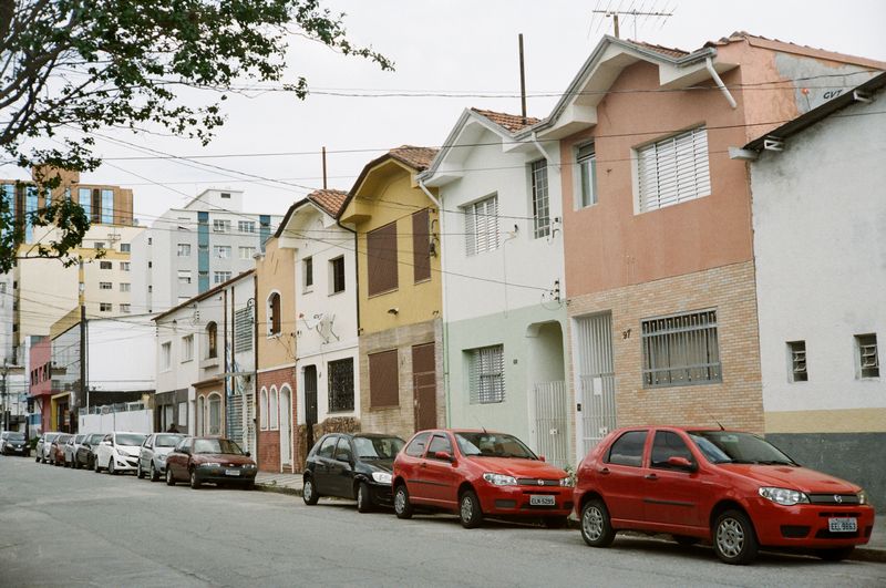 Rua residencial arborizada no bairro Pedregulho em Guaratinguetá