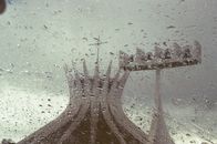 透过雨斑玻璃看到的大教堂剪影，营造出抽象的景观