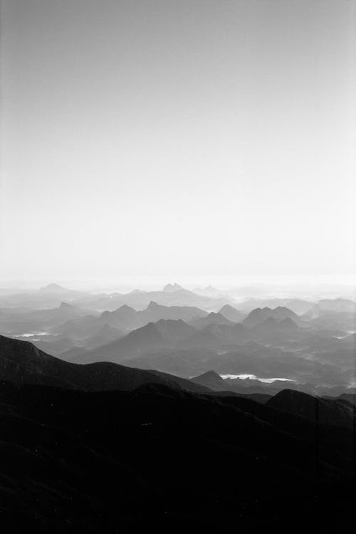 Бесплатное стоковое фото с вертикальный выстрел, горы, монохромный