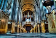 大教堂内部的美丽景色展现了宏伟的建筑和雄伟的风琴