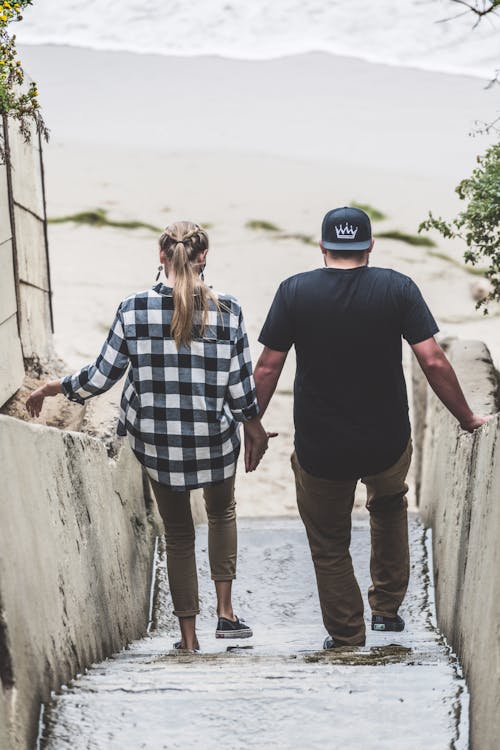 Photos gratuites de couple, descendre, escalier