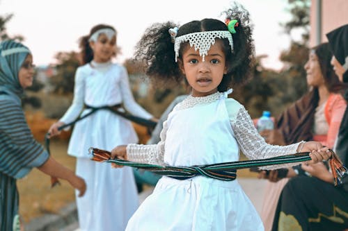 Darmowe zdjęcie z galerii z afrykańska dziewczyna, biała sukienka, dziecko