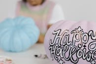 装饰着“万圣节快乐”文字的万圣节南瓜特写，充满活力、富有创意且喜庆