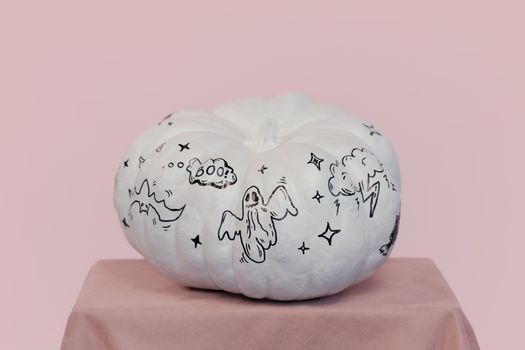 白色南瓜上绘有格林童话主题的幽灵画，背景柔和