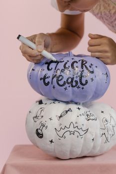 一个用青少年主题的设计和文字装饰堆叠的南瓜