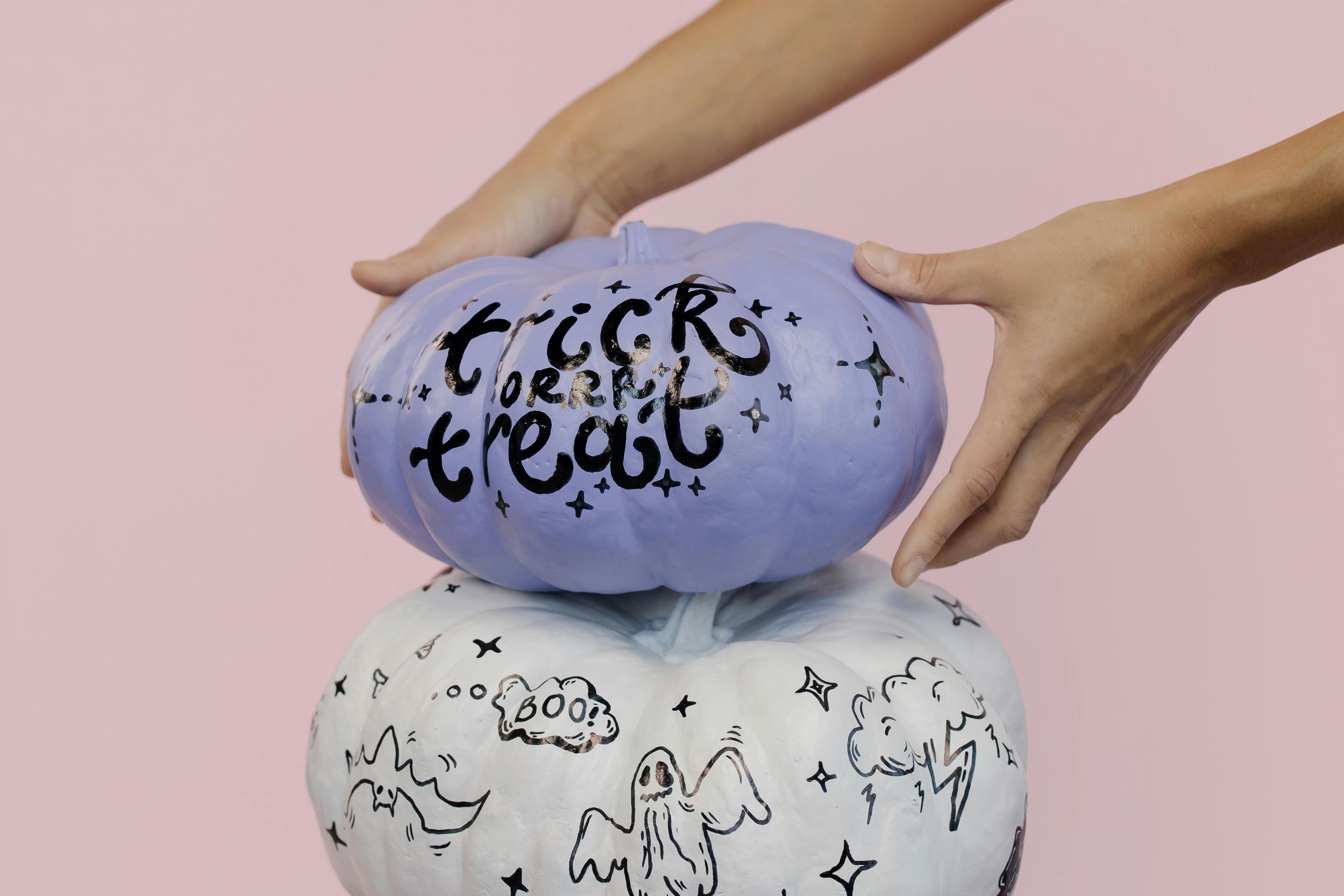 万圣节主题的紫色和白色南瓜，以及“不给糖就捣蛋”的标语