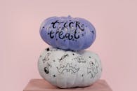 背景柔和，绘有万圣节主题的艺术南瓜